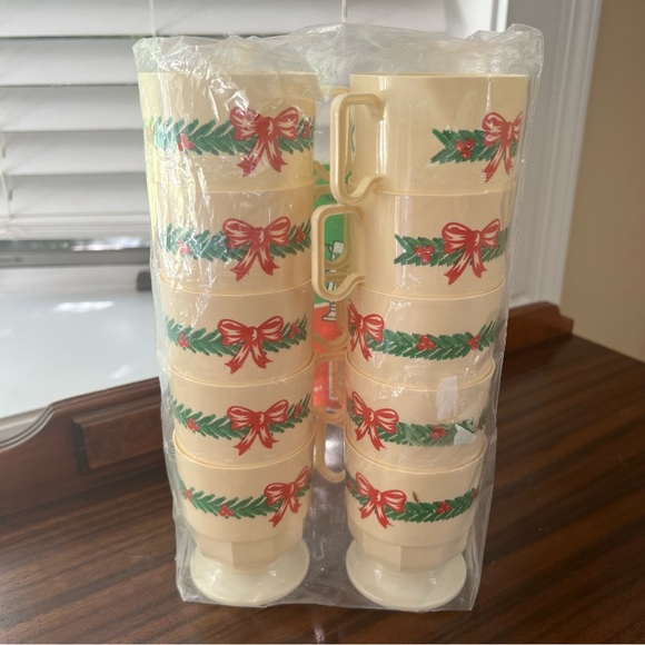 Vintage  Christmas Wreath Plastic Coffee Cups Mugs 10 Pack Set 8oz - Picture 3 of 3